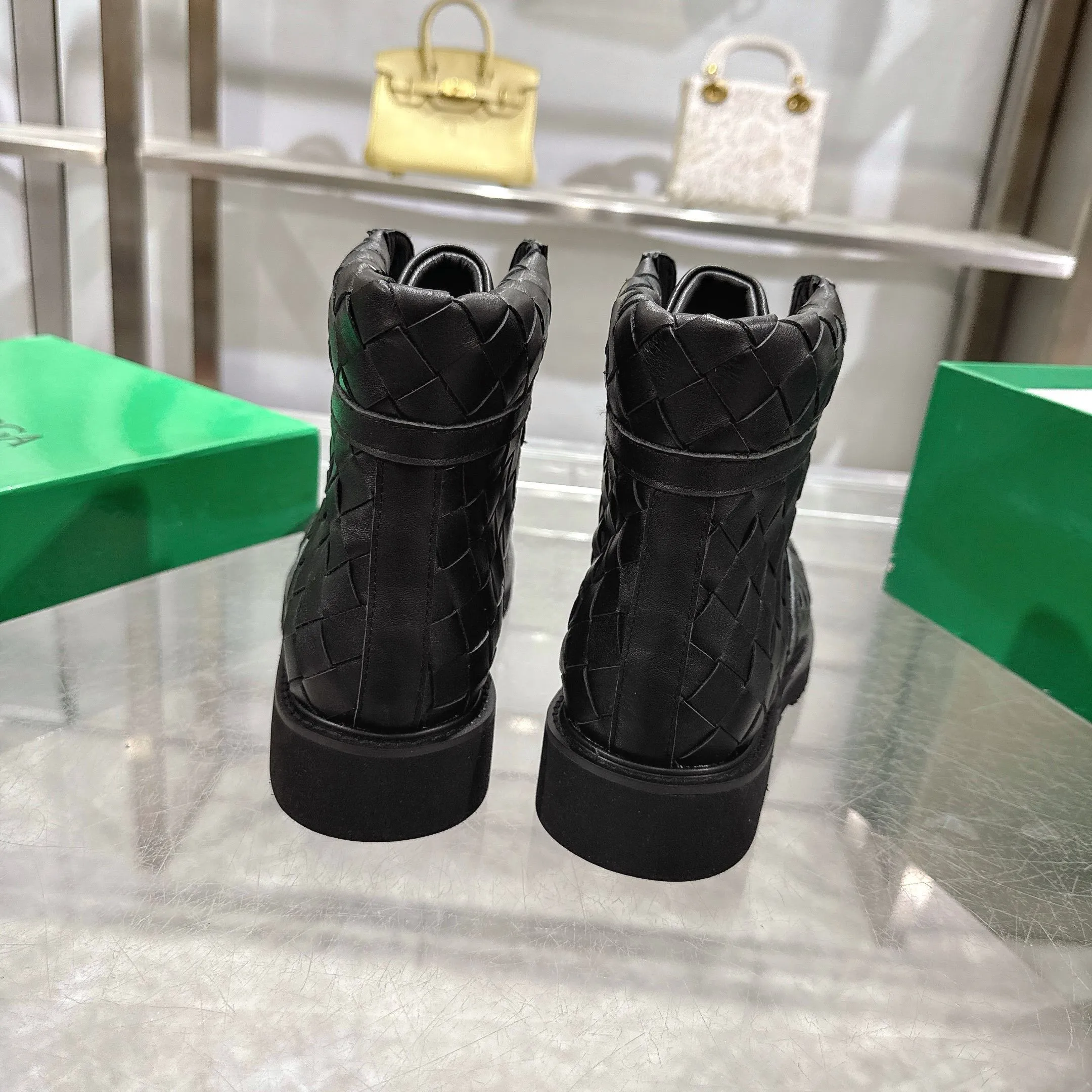 [BV] Top P:980💰Size for couples: Female 35-39 Male 39--44 (Female 40. Male 38.45.46.47 customization is not returnable) [Note‼ ️] Add 💰 to size 46, add 💰 to size 47. Bottega Veneta's 2026 spring counter synchronized couple style Bottega Veneta round toe braided strappy boots! Grained cowhide woven! Solid color Niuli! Leather outsole! [Rose][Rose]! Purely hand-woven and operated, the original board is reproduced one-to-one! quality assurance!